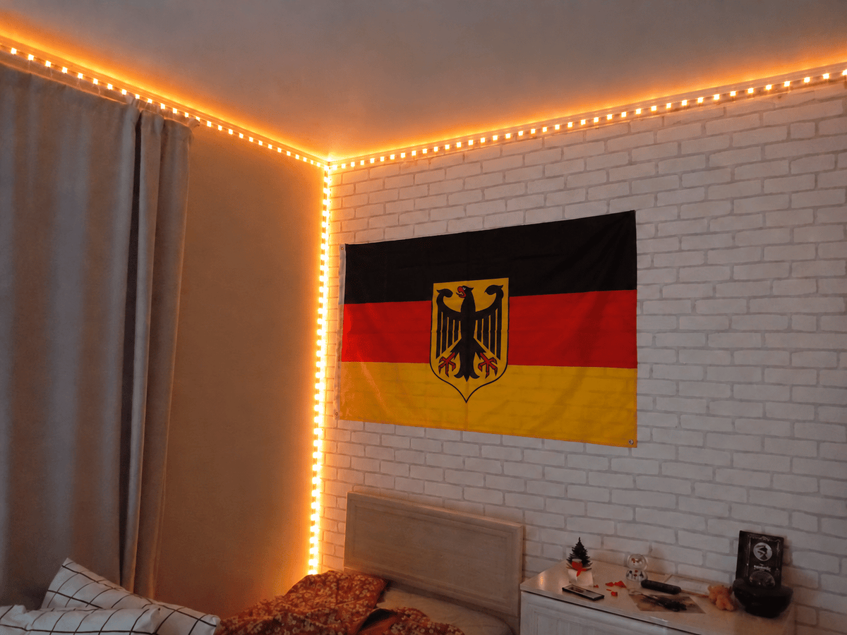 Deutschlandflagge mit Adler in Schwarz-Rot-Gold